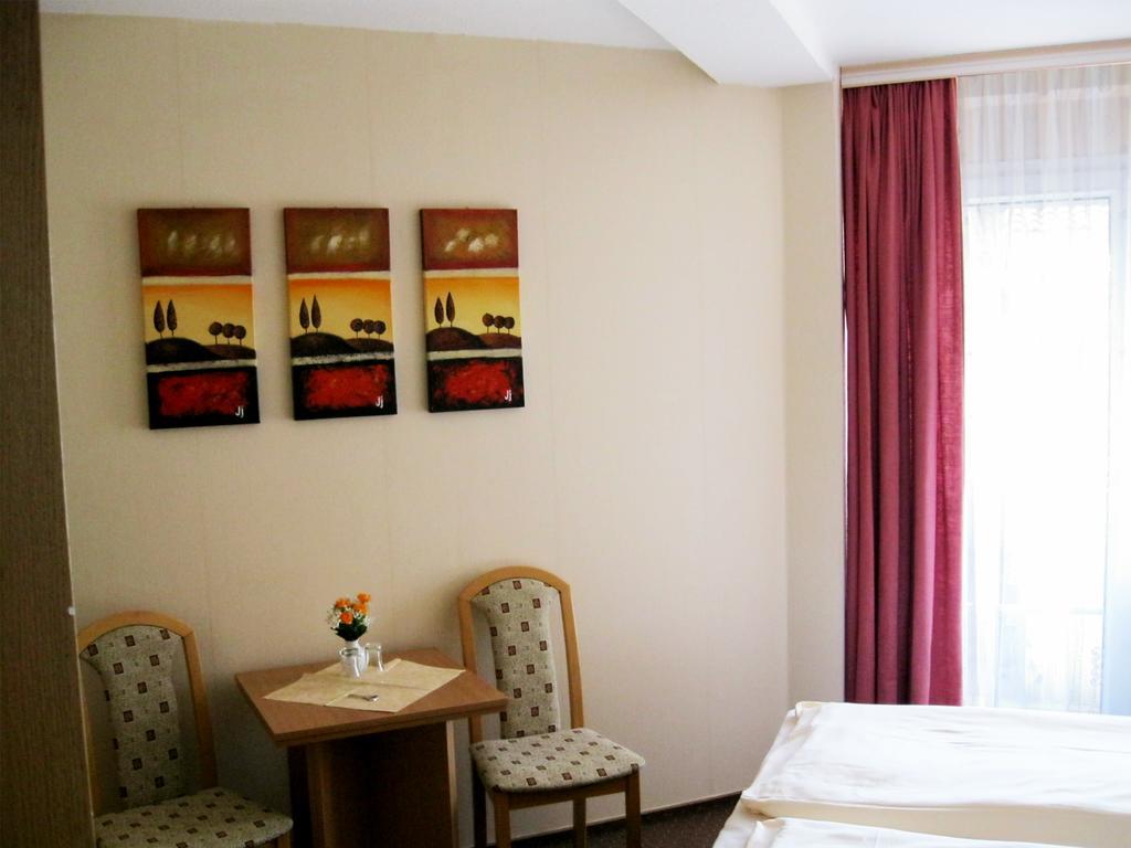 Mucha Ohg Hotel Sembziner Hof Klink Room photo